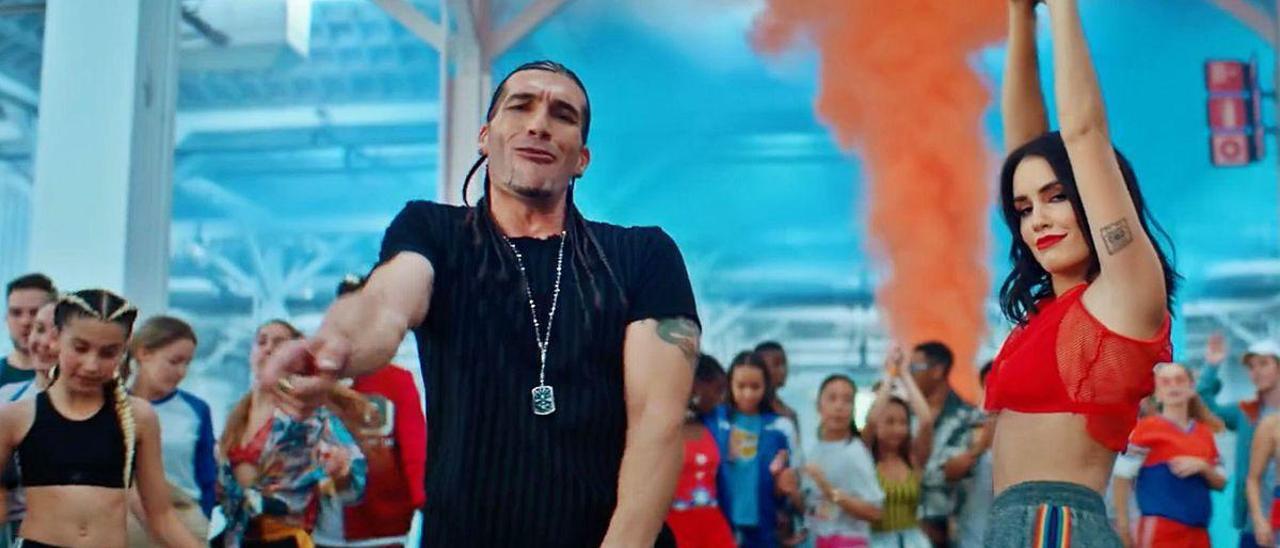 El deportista gaditano en el vídeo oficlal de &quot;Salta la Comba&quot;, uno de los éxitos de su nuevo álbum, junto a la cantante argentina Lali.