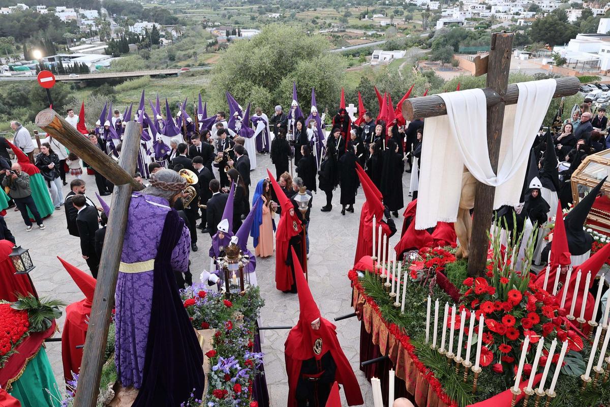 Las mejores imágenes de la procesión del Santo Entierro del Viernes Santo en Santa Eulària