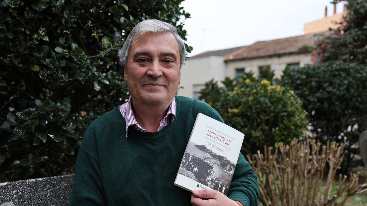 Juan Miguel González con un ejemplar del libro que recoge la historia de las Illas Cíes.