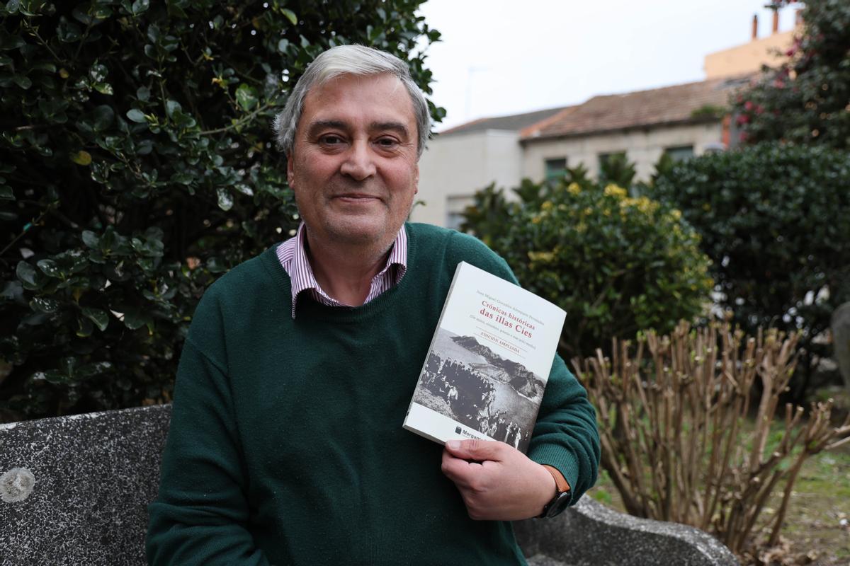 Juan Miguel González con un ejemplar del libro que recoge la historia de las Illas Cíes. Marzo 2023. Alba Villar