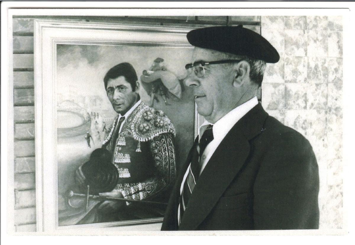 José Dominguez Cordero posa con el cuadro que dedicó a Andrés Vázquez.
