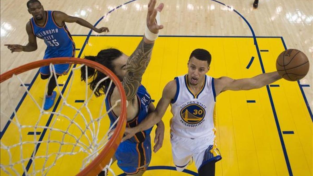 Oklahoma trató de frenar sin éxito a Curry, que fue un ciclón anotador en el tercer cuarto