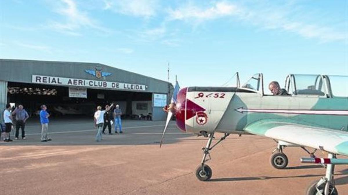 El hangar 8 Un avión frente a las instalaciones del aeródromo de Alfés, la semana pasada.