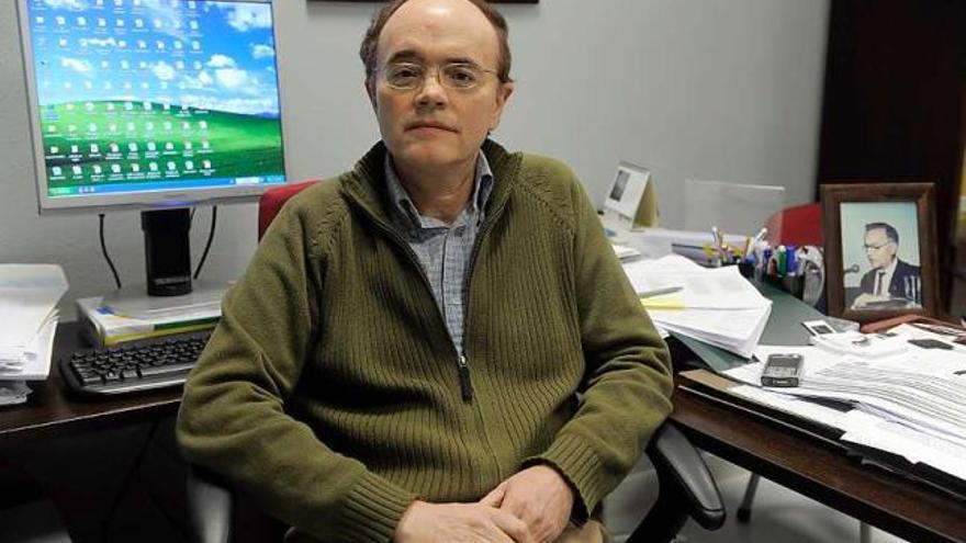 Alfonso López Muñiz, ayer, en su despacho de la Facultad de Medicina, poco antes de conocer su victoria.