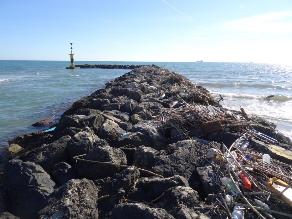 Más denuncias de vertidos plásticos a la bahía de Palma