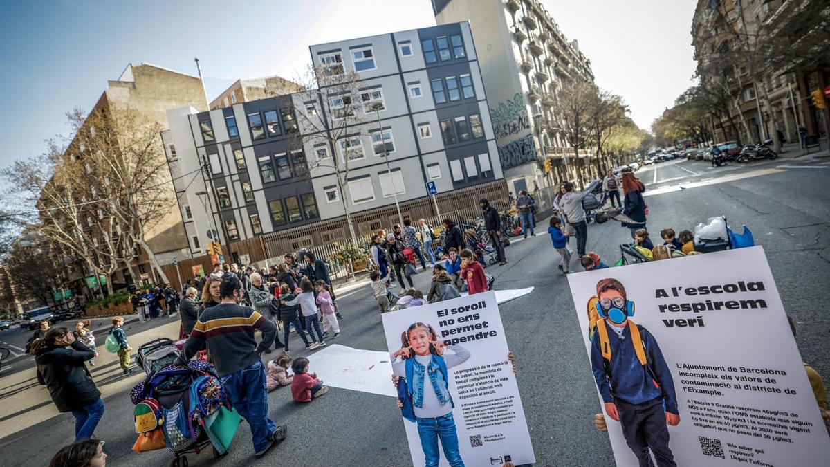 Los niños de la Escola 9 Graons cortan el tráfico en Rosselló con Roger de Flor.