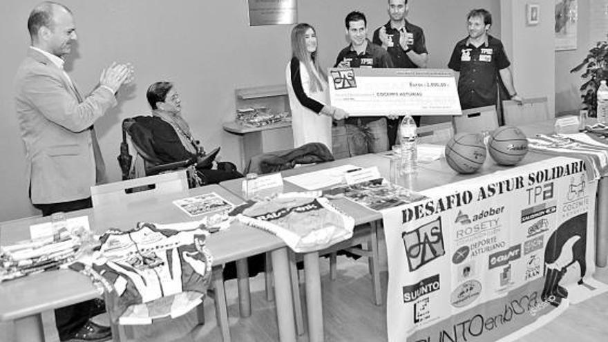 Por la izquierda, Barbillo, María Boullosa (tesorera de Cocemfe), Mónica Oviedo, Juan del Valle, Tino González y Lolo Bueno, durante la entrega del simbólico cheque.