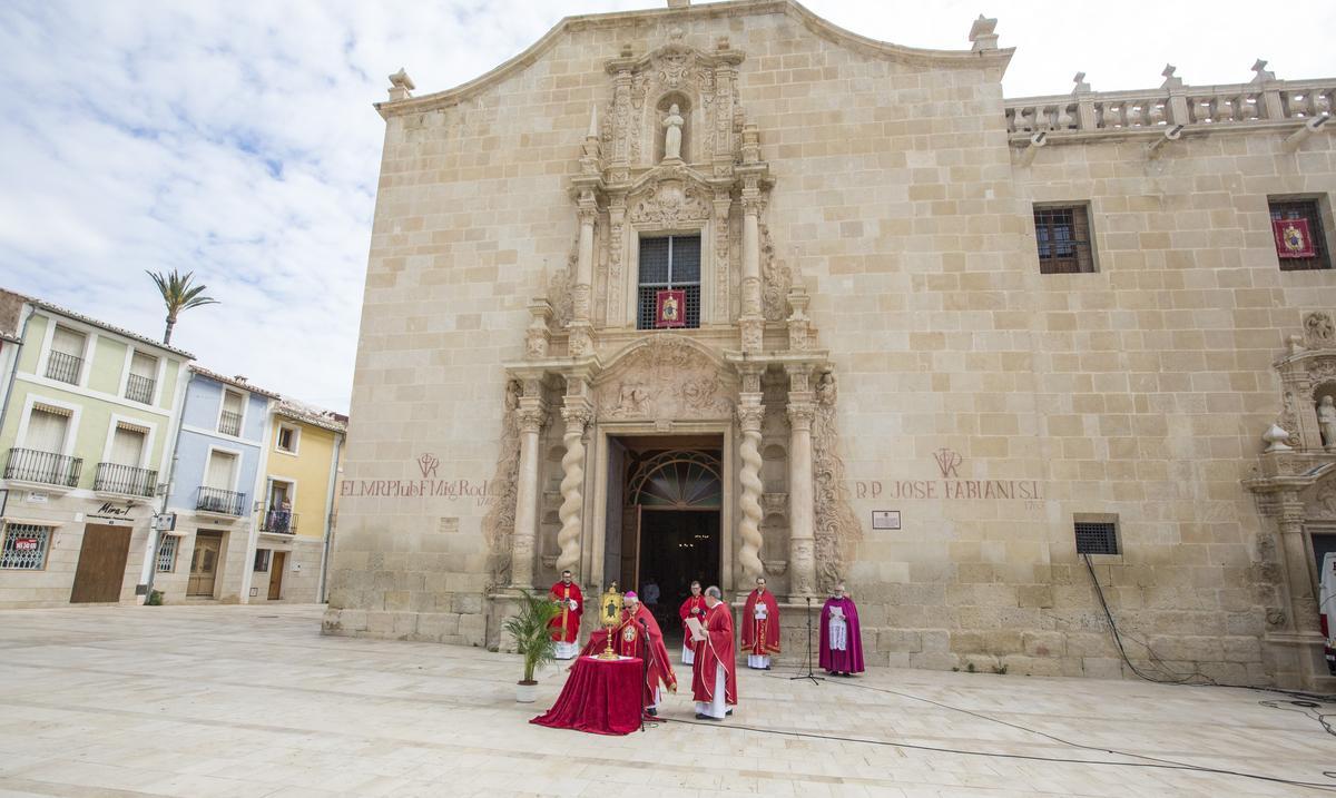 En 2020 hubo una misa a puerta cerrada y una bendición en la plaza vacía del monasterio.