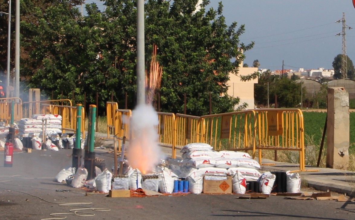 Mascletà descentralizada en Poble Nou con motivo del 9 d'Octubre