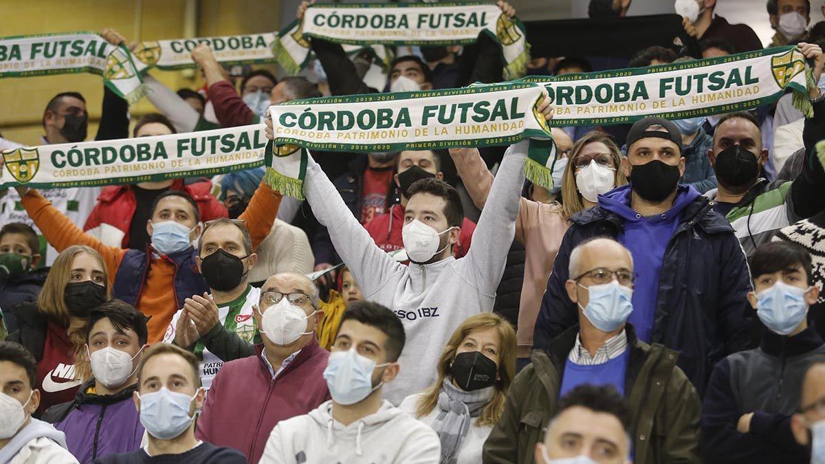 Aficionados del Córdoba Futsal en el último partido disputado en el Palacio de Deportes Vista Alegre.