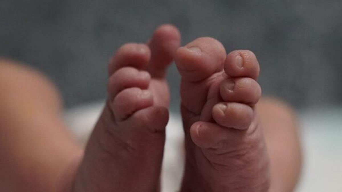 Los pies de un bebé recién nacido.