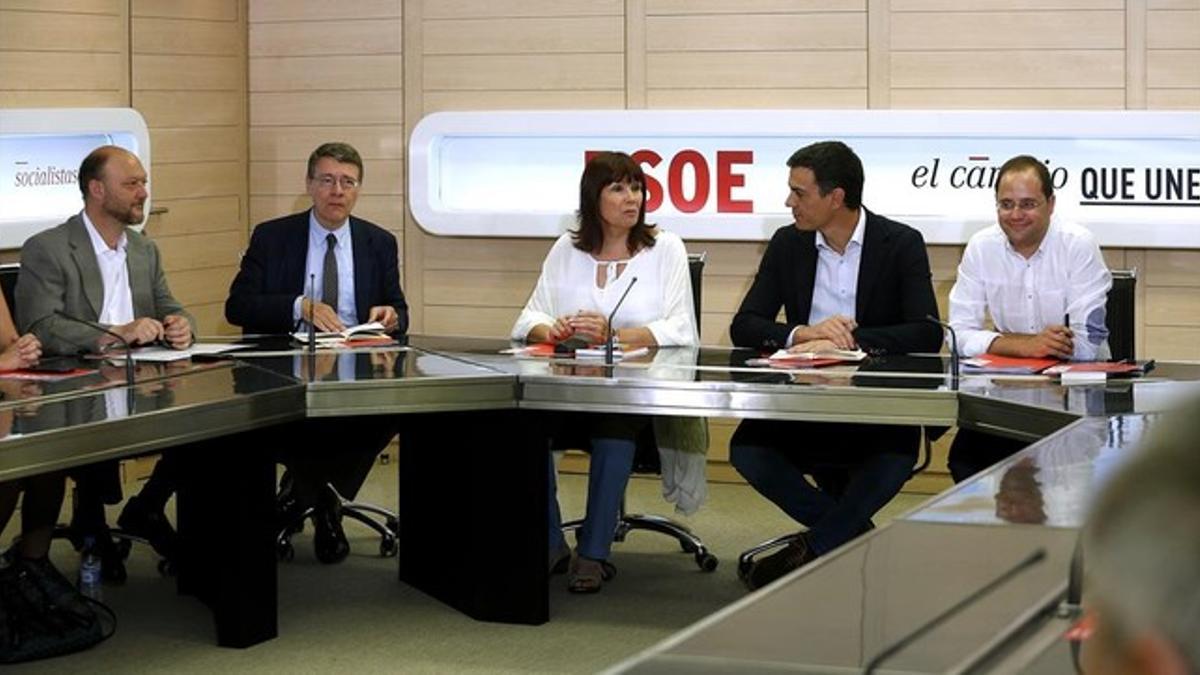 Pedro Sánchez preside la ejecutiva federal del PSOE, el pasado 6 de julio, flanqueado por Micaela Navarro y César Luena y con Jordi Sevilla como invitado.