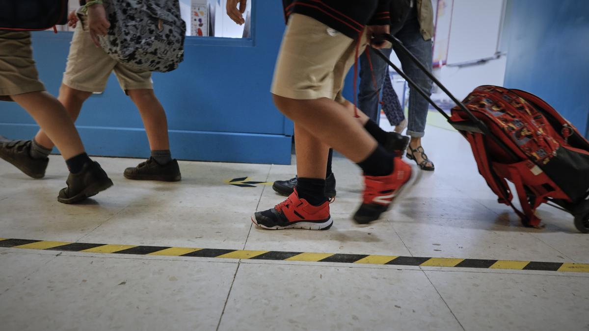 Niños entran a un colegio.