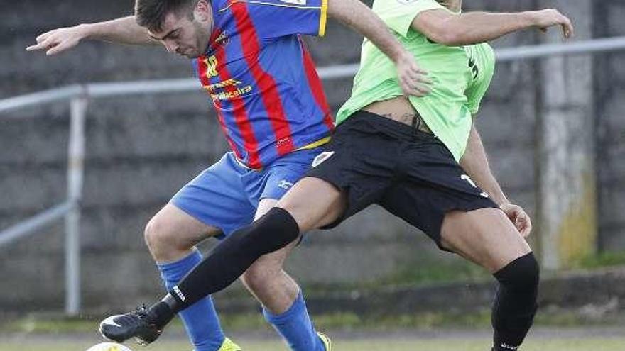 Serxio (izquierda) en el duelo ante el Bergantiños. // R. Grobas