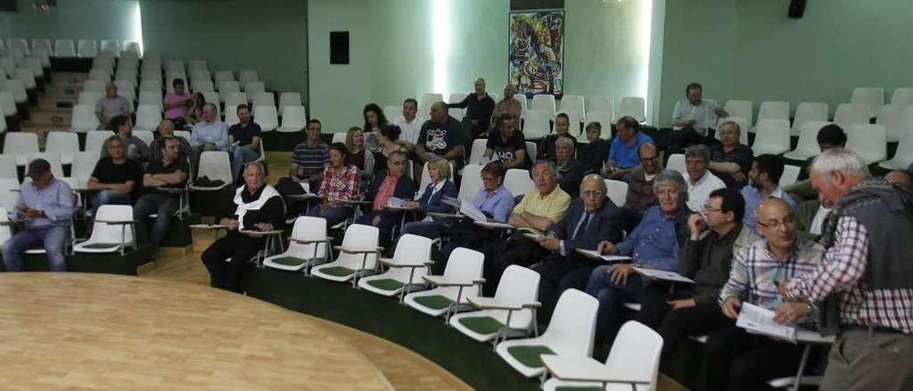 Una vista de parte de los asistentes a la asamblea extraordinaria de ayer. // Jesús Regal