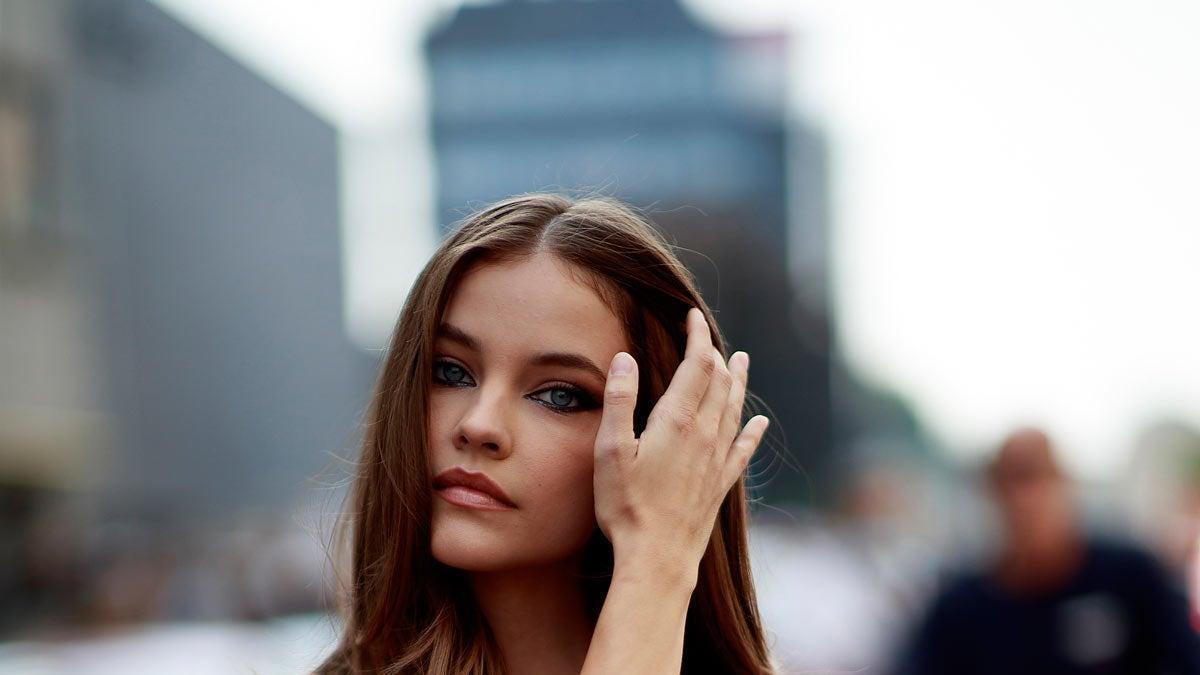 La modelo Barbara Palvin, smartphone en mano, en el 'street style' de la Semana de la Moda de Milán