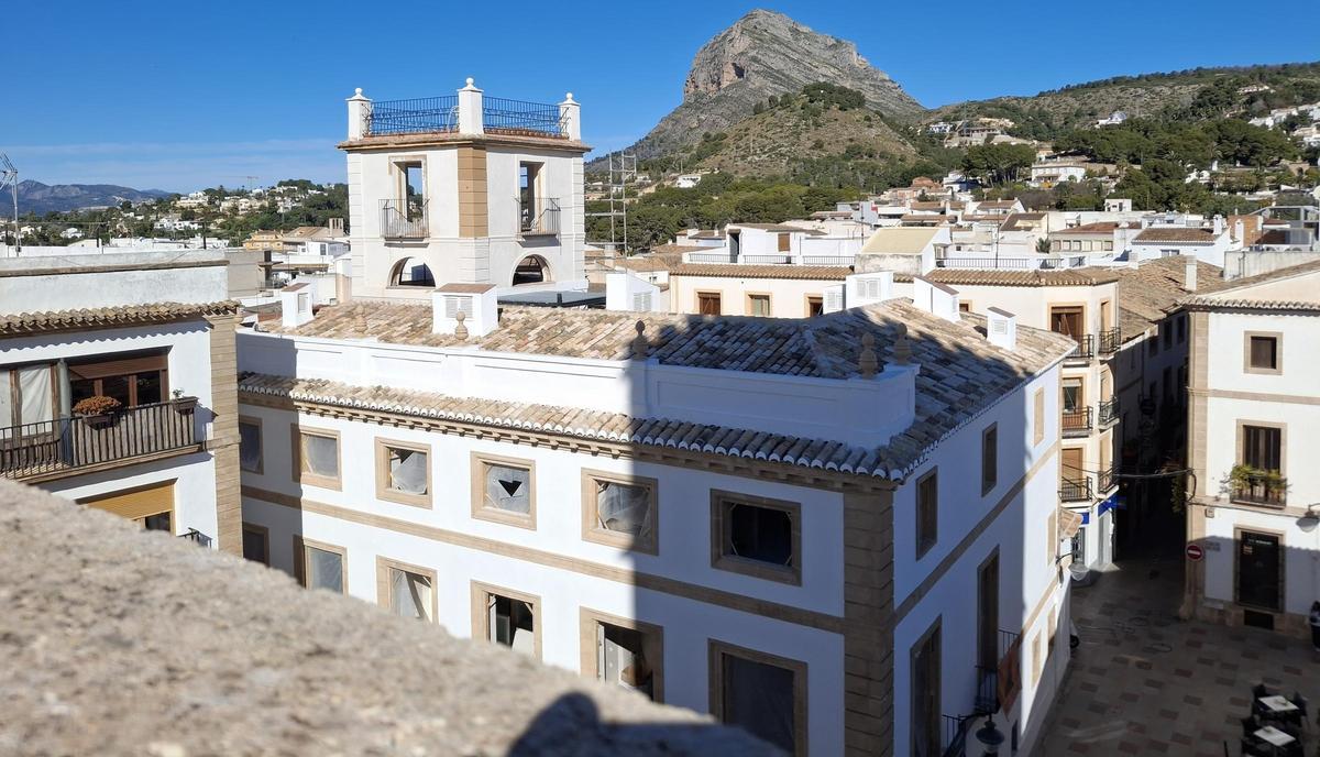 La torre y el Montgó y Santa Llúcia, al fondo