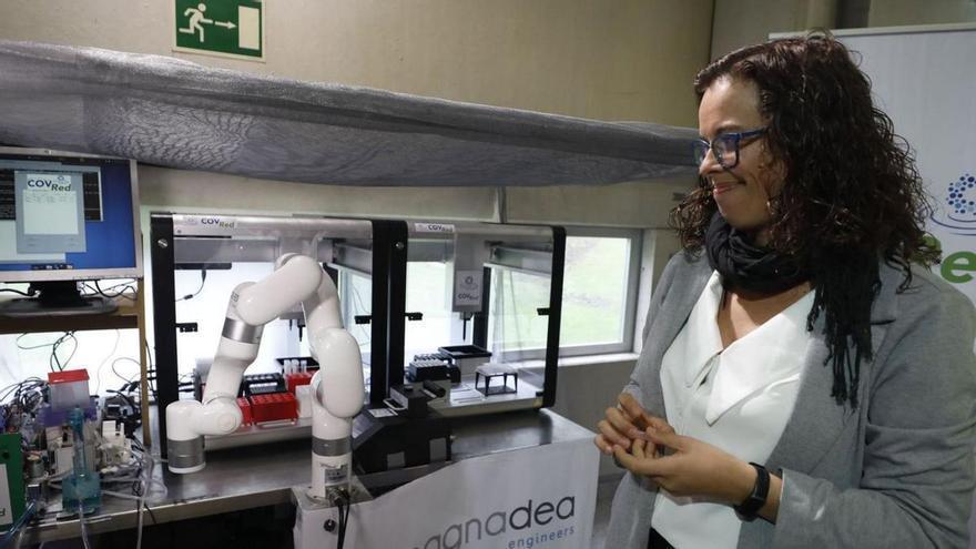 Irene Fernández, de la empresa MagnaDea, junto al sistema robotizado de detección automática de virus. | LUISMA MURIAS