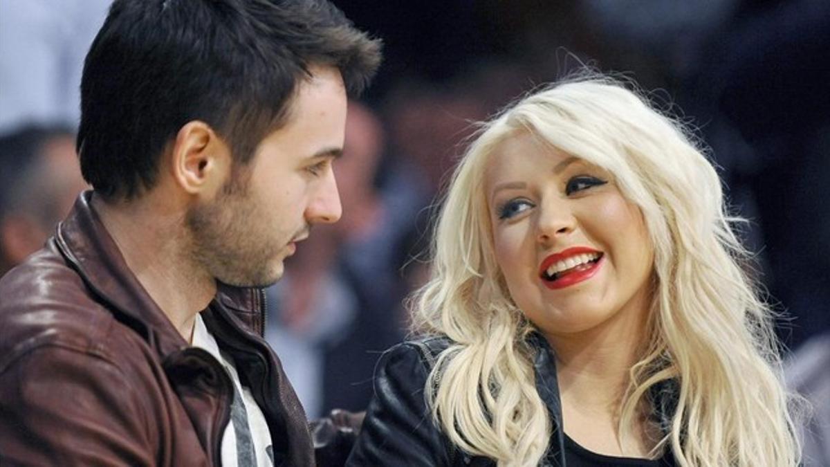 Christina Aguilera y Matthew Rutler, juntos en un partido de baloncesto.