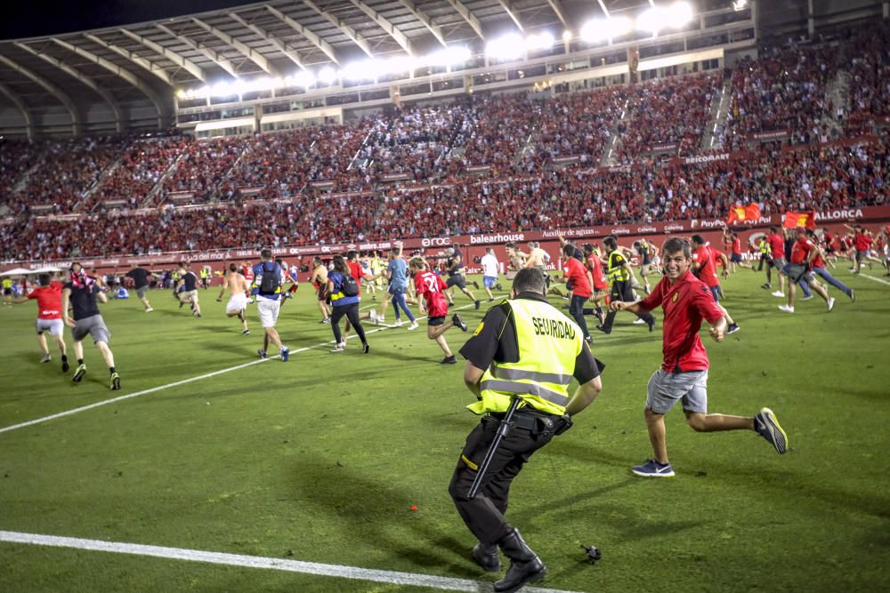 Los aficionados del Mallorca invaden el campo tras el pitido final