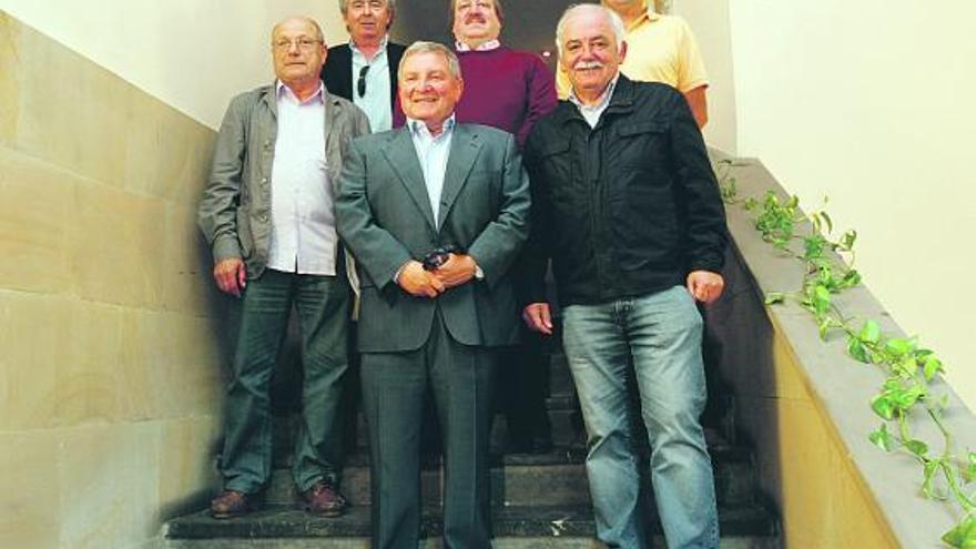 De izquierda a derecha, Luis Gallego, presidente del Marino; Quico Veiga, representante del Universidad; Maximino Martínez, Senén Riera, Misael Fernández Porrón y Luis Alberto López Arbesú.