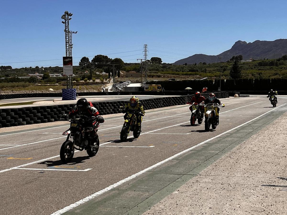 Pilotos en una de las carreras de Supermoto en el circuito de Albaida.