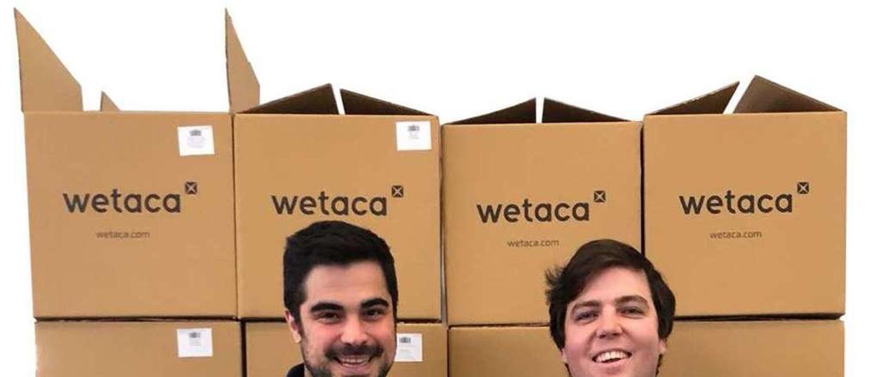 Los gallegos Efrén Álvarez (izq.) y Andrés Casal en la nave de su empresa Wetaca en Madrid. // FdV