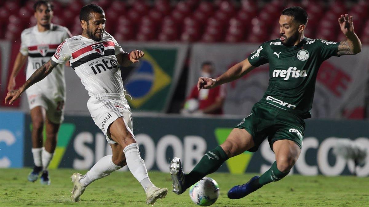 Dani Alves ha completado su segundo año en el Sao Paulo en blanco