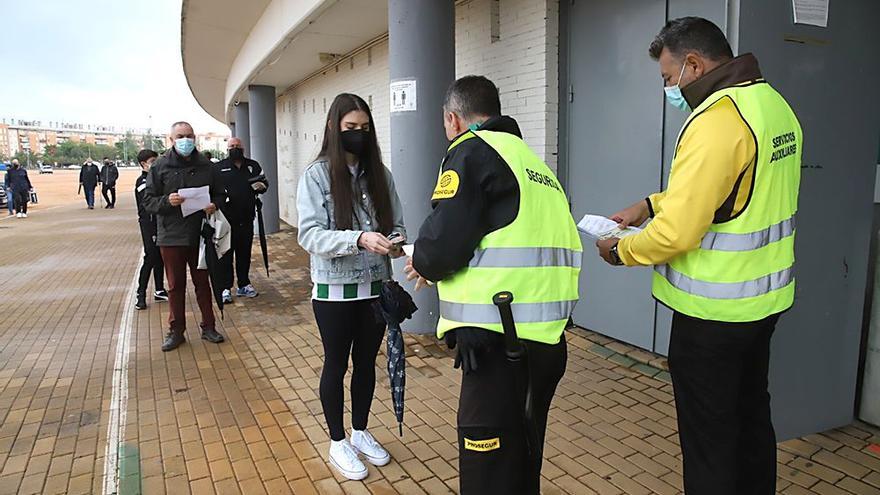 Aficionados del Córdoba CF acceden al estadio siguiendo el protocolo de seguridad sanitaria.