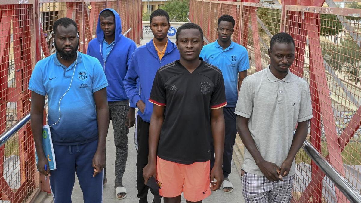 Mohamadou G., Mahamadou, Mahamadou O., Ibrahim, Mamadou y Diougouba son jóvenes  malienses que han sido reubicados en Badalona tras llegar a Mallorca en patera.  | JORDI COTRINA