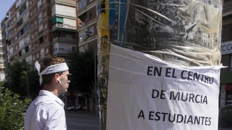 Anuncio en una farola de la capital murciana de alquiler de un piso.