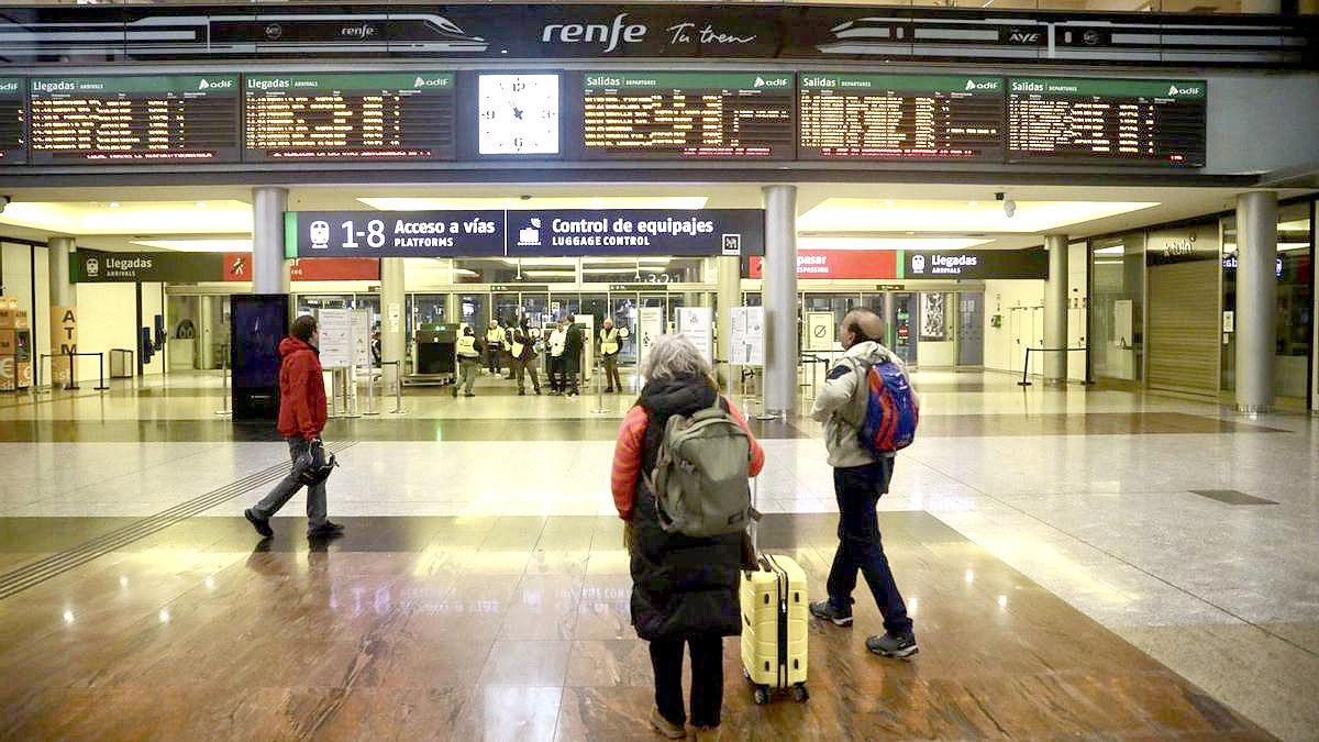 La estación María Zambrano arroja una estampa comparable a la que sufrió hace seis años, a raíz de la falta de pasajeros por la pandemia