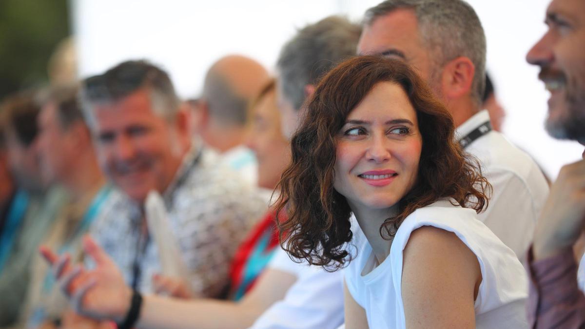 La presidenta de la Comunidad de Madrid, Isabel Díaz Ayuso, asiste a la jornada inaugural de las Ligas Eusko Label y Euskotren de Traineras 2026, en el embalse de Riosequillo de Buitrago del Lozoya, a 28 de junio de 2026, en Buitrago del Lozoya, Madrid (E