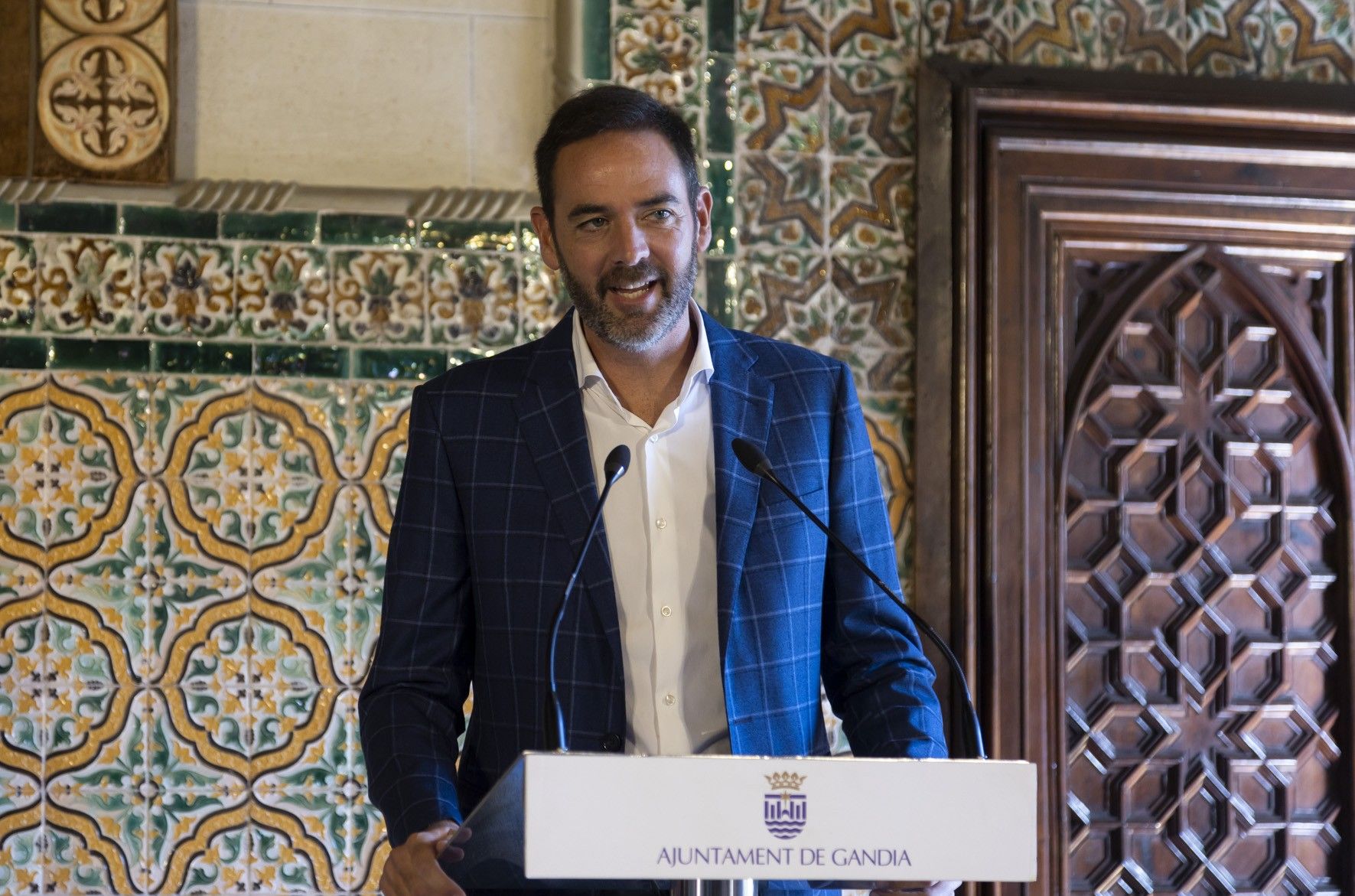 Las imágenes del Acto Cívico que reconoce a personas y colectivos de Gandia