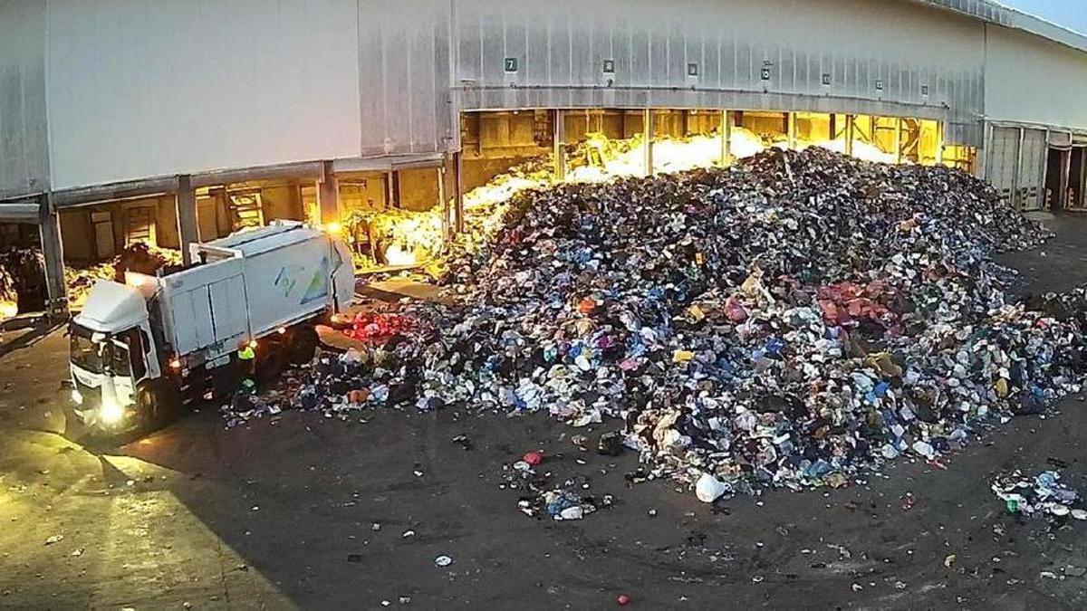 Imagen de un camión en el vertedero de Zaragoza.