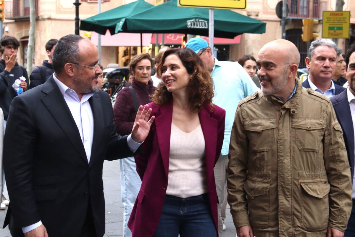 Isabel Díaz Ayuso, ahir a Barcelona, entre Alejandro Fernández i Daniel Sirera