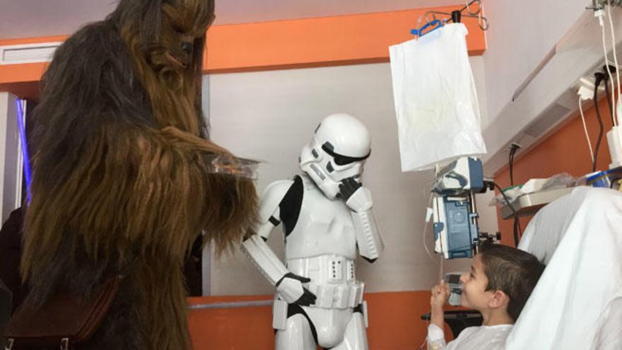 Los personajes de Star Wars visitan a los niños de pediatría de Son Espases