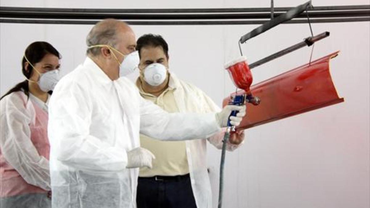 Jorge Fernández Díaz, durante su visita a la fábrica Pinter, ayer.