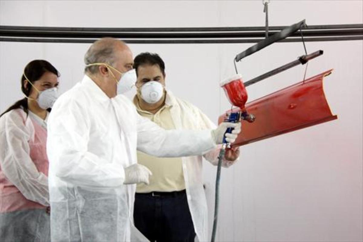 Jorge Fernández Díaz, durante su visita a la fábrica Pinter, ayer.