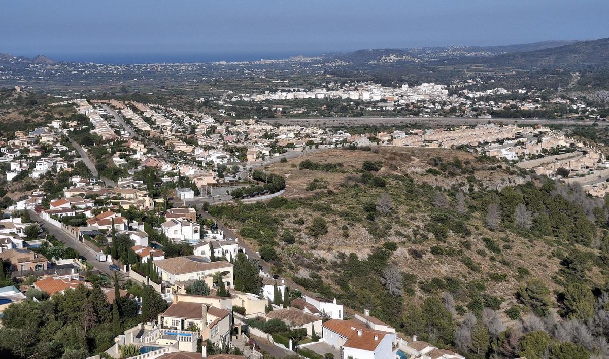 Otra imagen de la macrourbanización y del núcleo urbano de Gata