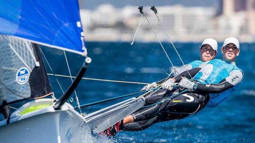 Támara Echegoyen y Paula Barceló, durante una regata. // FDV