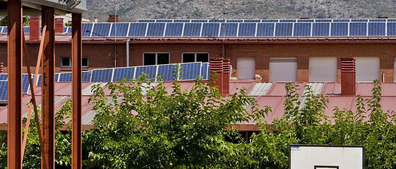 Las placas solares instaladas en el tejado del Colegio Rafael Juan Vidal de Ontinyent | PERALES IBORRA