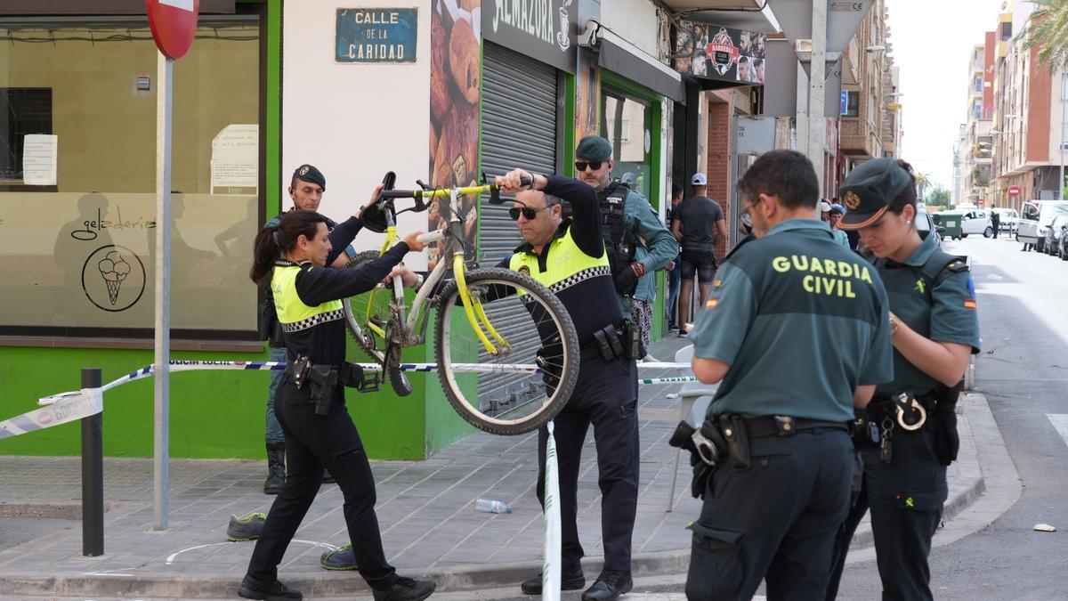 Momento en el que la Policía Local retira la bicicleta del fallecido.