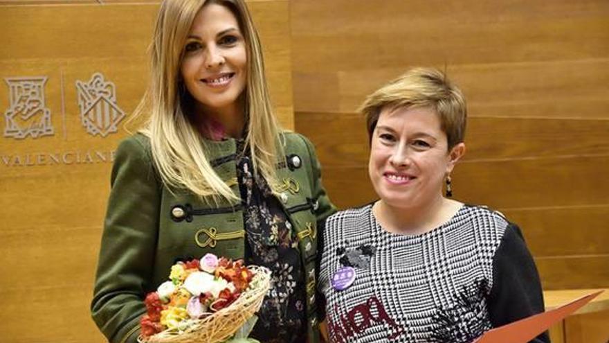 Amparo Morell, de la asociación «Son nuestros hijos» con la diputada de Cs, Merche ventura.