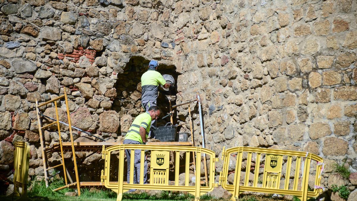 Operarios trabajando en el tramo derrumbado, este lunes.