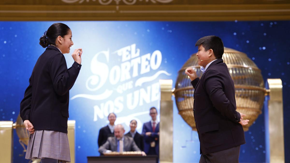 Los niños de la Residencia San Ildefonso de Madrid en el Sorteo de Navidad 2024.