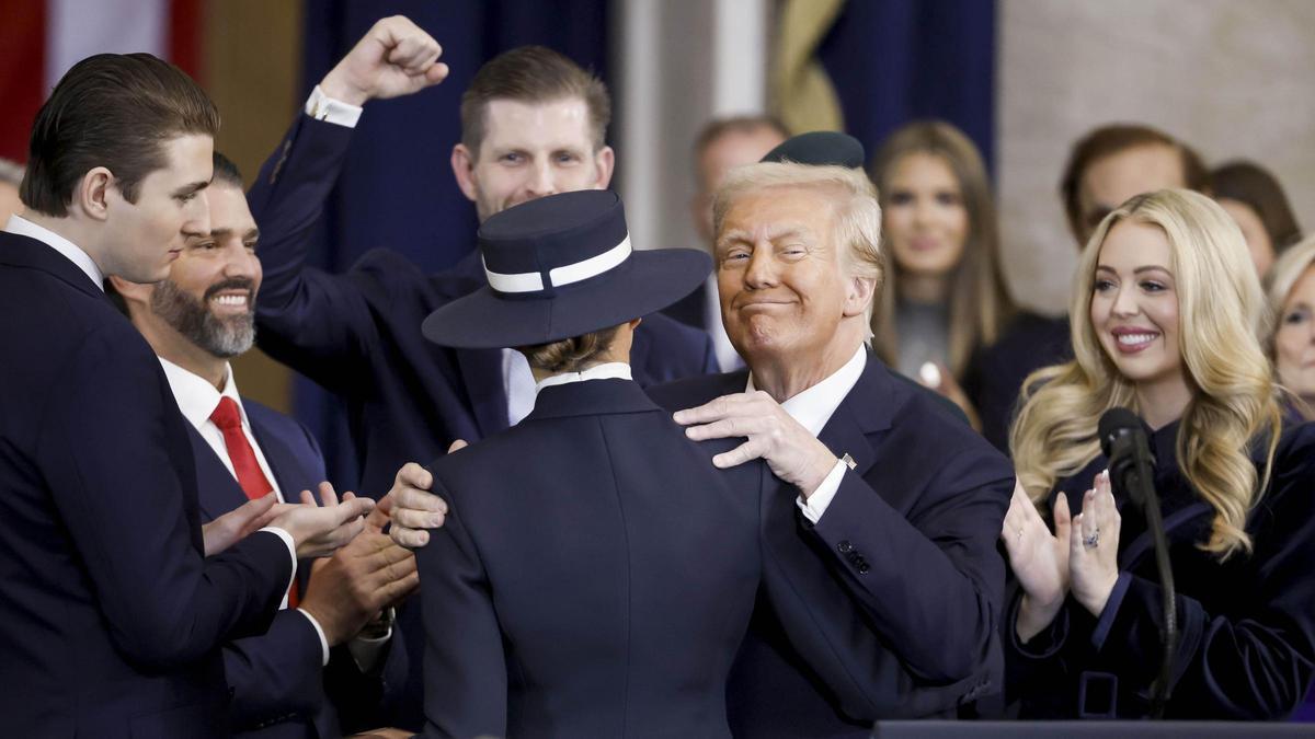 El presidente Donald Trump con su esposa, la primera dama Melanie Trump, así como sus hijos Barron Trump, Donald Trump, Jr., Eric Trump, izquierda, y su hija Tiffany Trump, derecha, después de prestar juramento durante la 60ª toma de posesión presidencial.