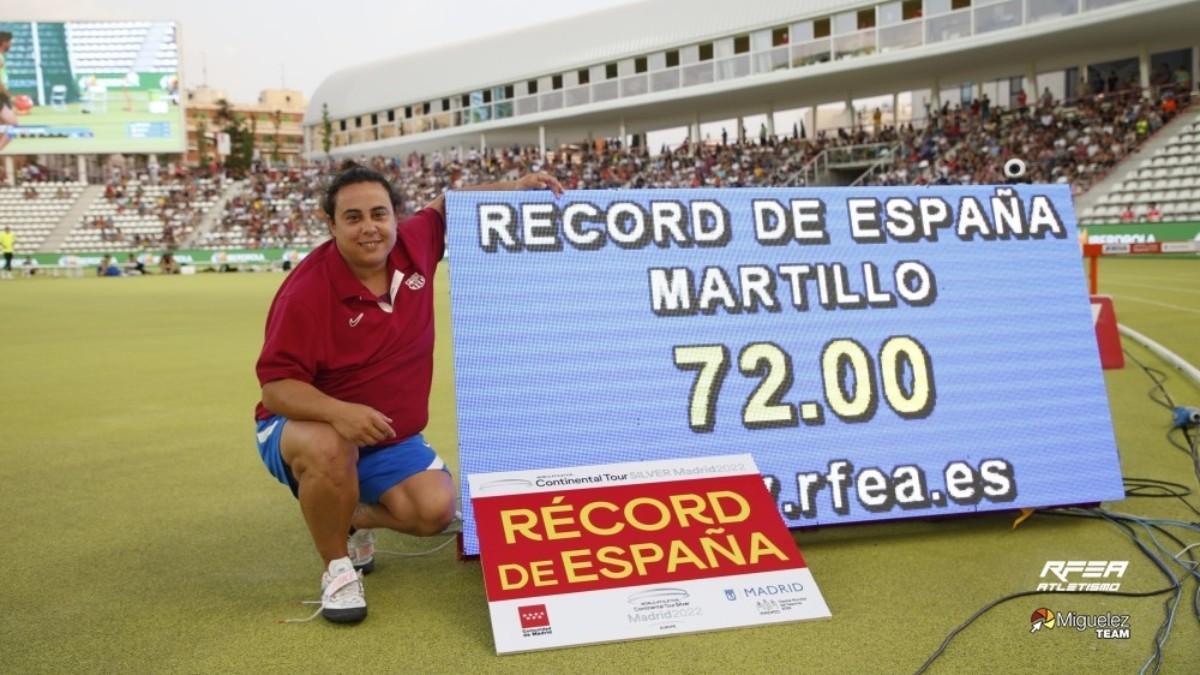 Laura Redondo, posando con su récord