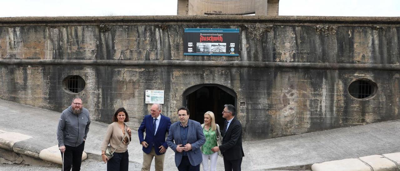 Por la izquierda, Piotr Cywinski, Maria Anna Ossolinska, Álvaro Enrique de Villamor, Manuel Vallina, Salomé Díaz Toral y Eduardo de Ocampo, ayer, en el Cerro Santa Catalina a la entrada de la muestra. | Juan Plaza