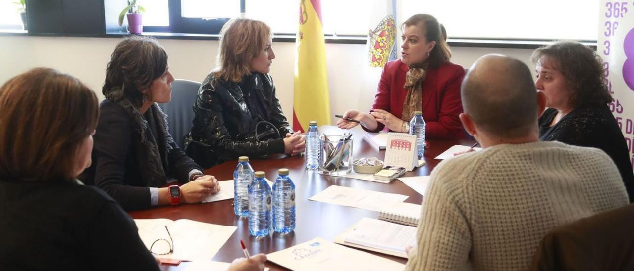 Reunión entre las concejalas de Cambre y Carral y la secretaria xeral de Igualdade, en 2020.